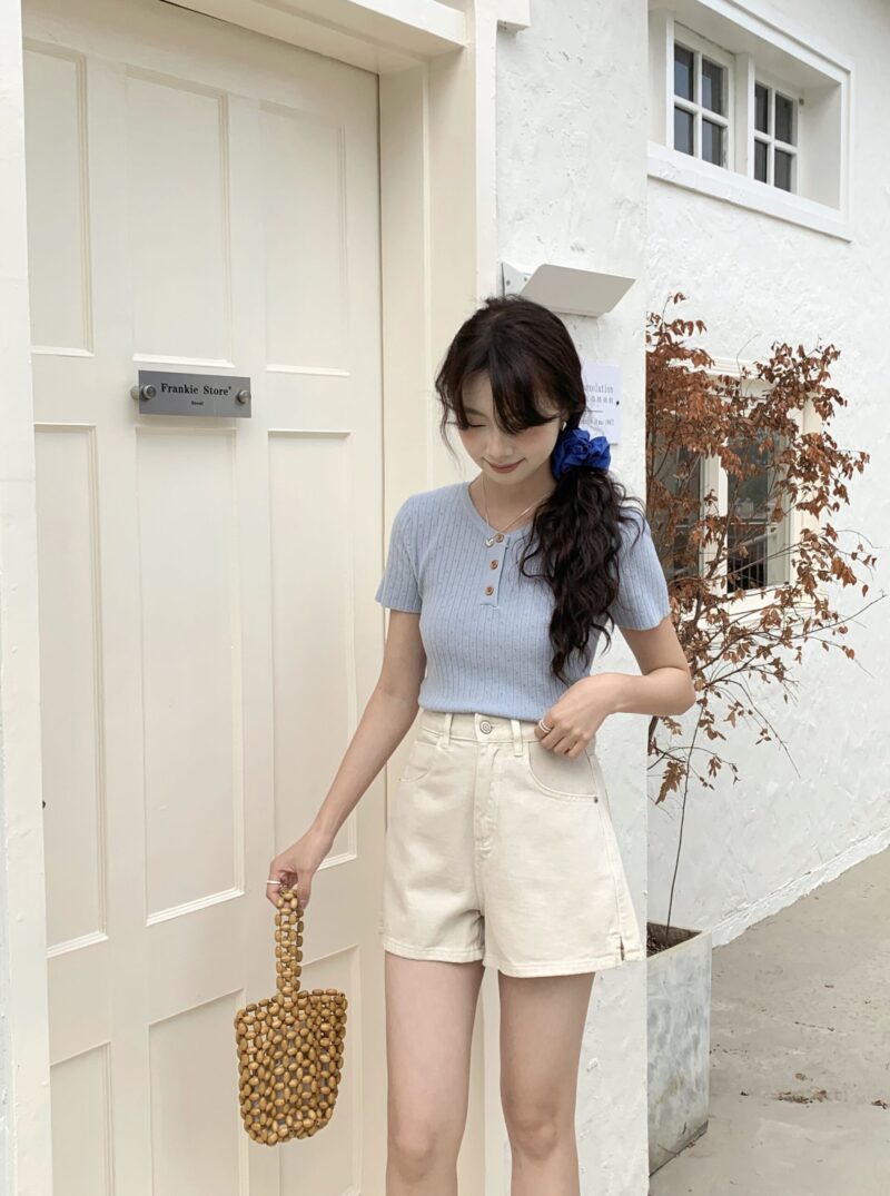 [Pre-Launch] 气质奥莉～ 小花镂空针织软糯上衣 (纯白)