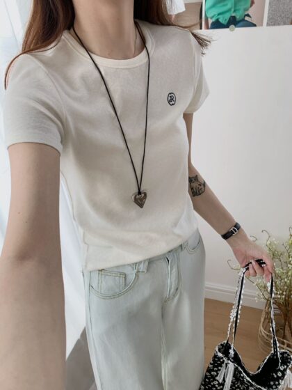 Carie Basic Embroidered Tee 低调选手~ 肌理纹路刺绣弹力基础Tee (2 colours)