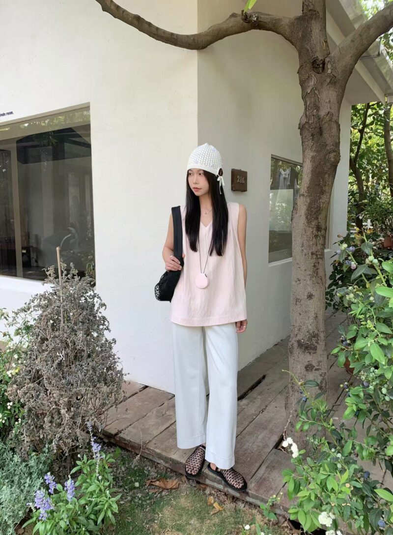 极简高智~ 双层皱褶肌理V领无袖衫 | Pleated V Neck Blouse (2 colous) - Image 3