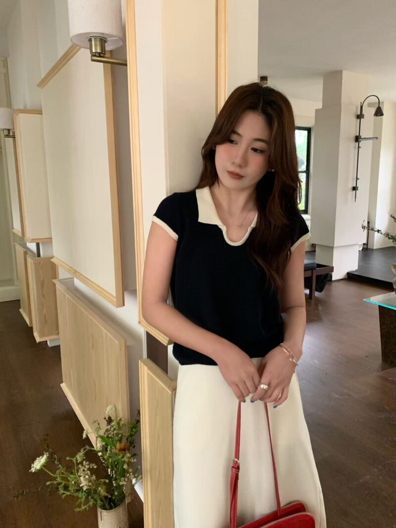 一见如初~ 撞色针织Polo领休闲上衣 (白色) | Knit Casual Polo Top in White - Image 3