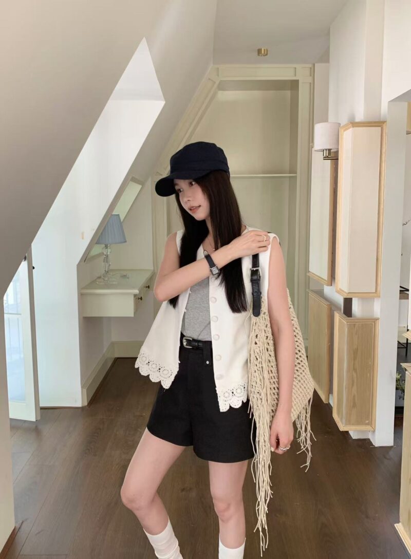 一衣多穿~ 蕾丝拼接高质感马甲外套 | The Multi-Mood Vest - Image 4