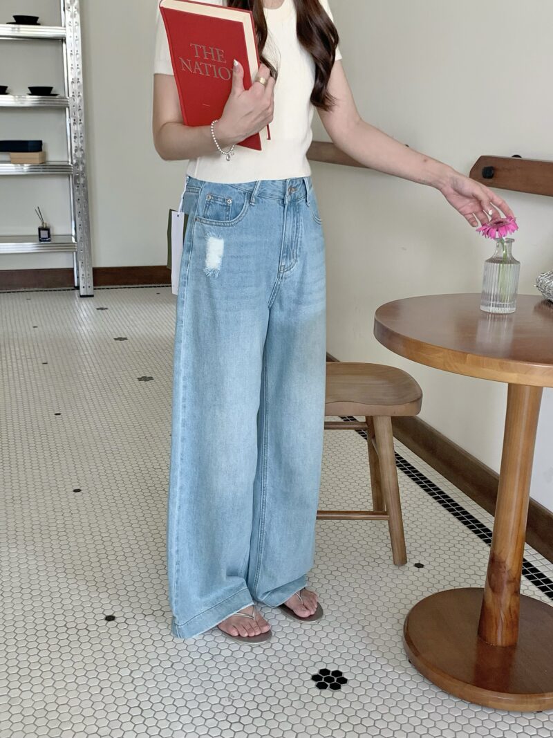 夏季牛仔~ 很好看的刷破牛仔蓝直筒落地裤 | Summer Denim Distressed Straight Jeans - Image 2