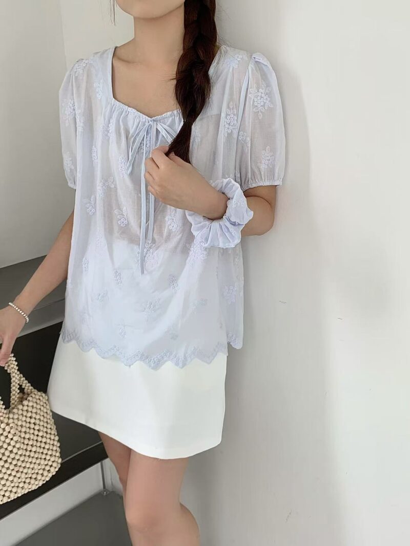 韩系女孩~ 蓝色方领花花上衣 (附送发圈) | Square Neck Blouse in Blue - Image 4