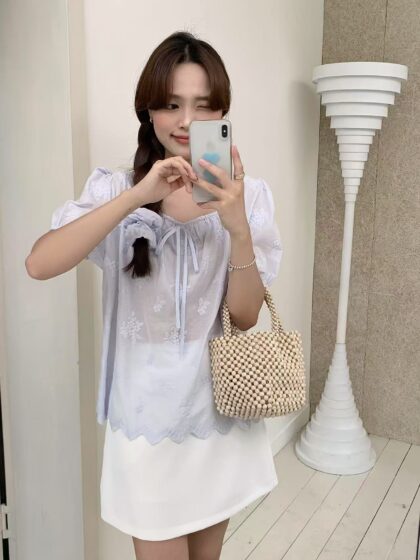 韩系女孩~ 蓝色方领花花上衣 (附送发圈) | Square Neck Blouse in Blue