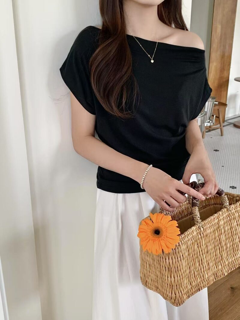 微甜心思~ 高弹力舒适棉斜肩上衣 白色 | Soft Bloom Top in White - Image 4