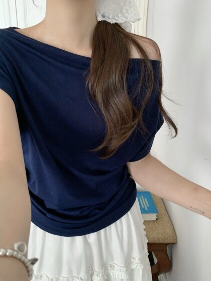 微甜心思~ 高弹力舒适棉斜肩上衣 藏蓝 | Soft Bloom Top in Navy