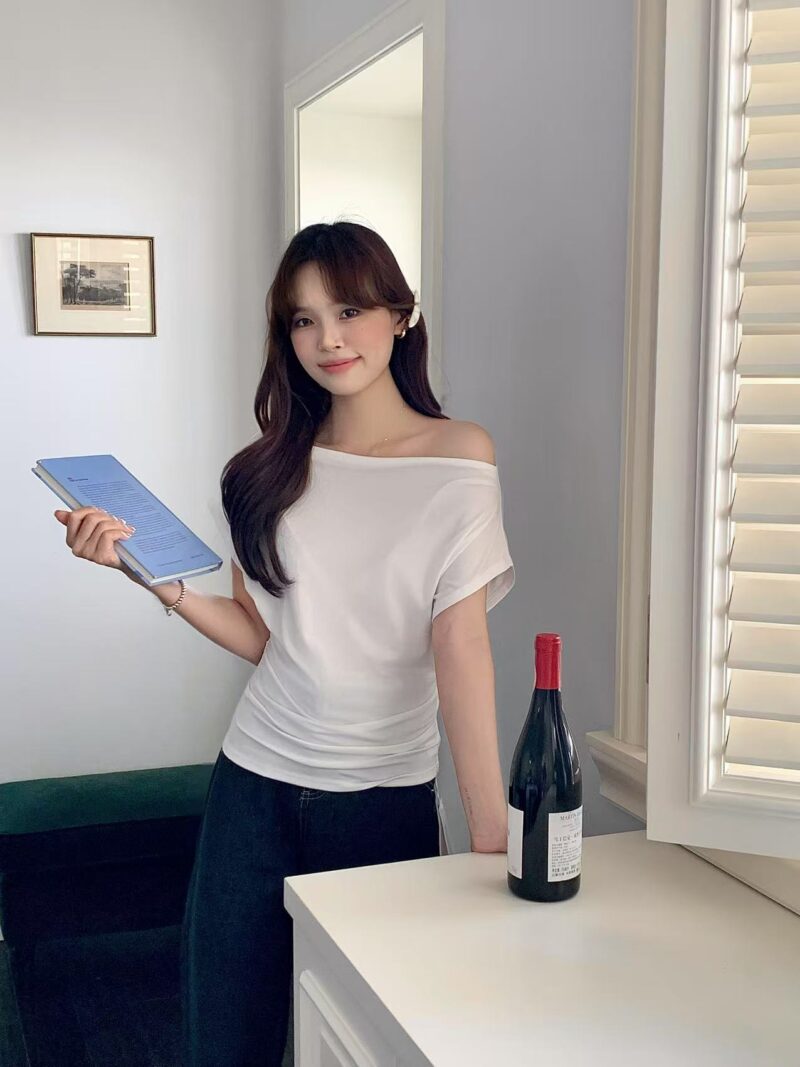 微甜心思~ 高弹力舒适棉斜肩上衣 白色 | Soft Bloom Top in White - Image 3