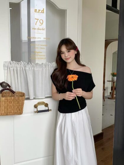 微甜心思~ 高弹力舒适棉斜肩上衣 黑色 | Soft Bloom Top in Black