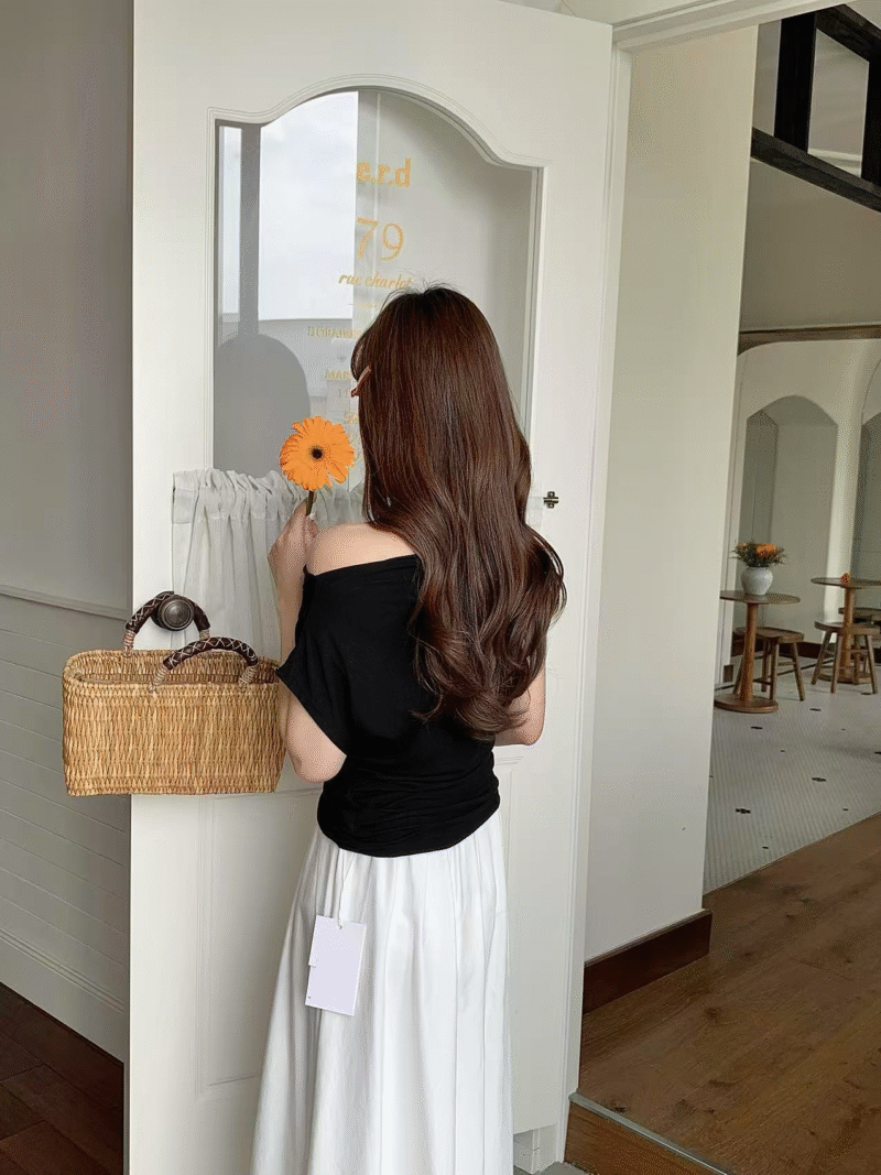 微甜心思~ 高弹力舒适棉斜肩上衣 白色 | Soft Bloom Top in White - Image 17