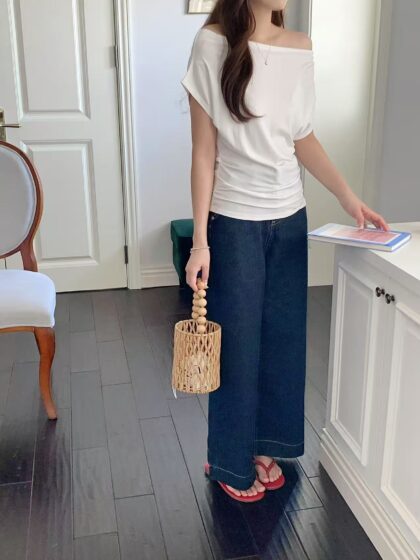 微甜心思~ 高弹力舒适棉斜肩上衣 白色 | Soft Bloom Top in White