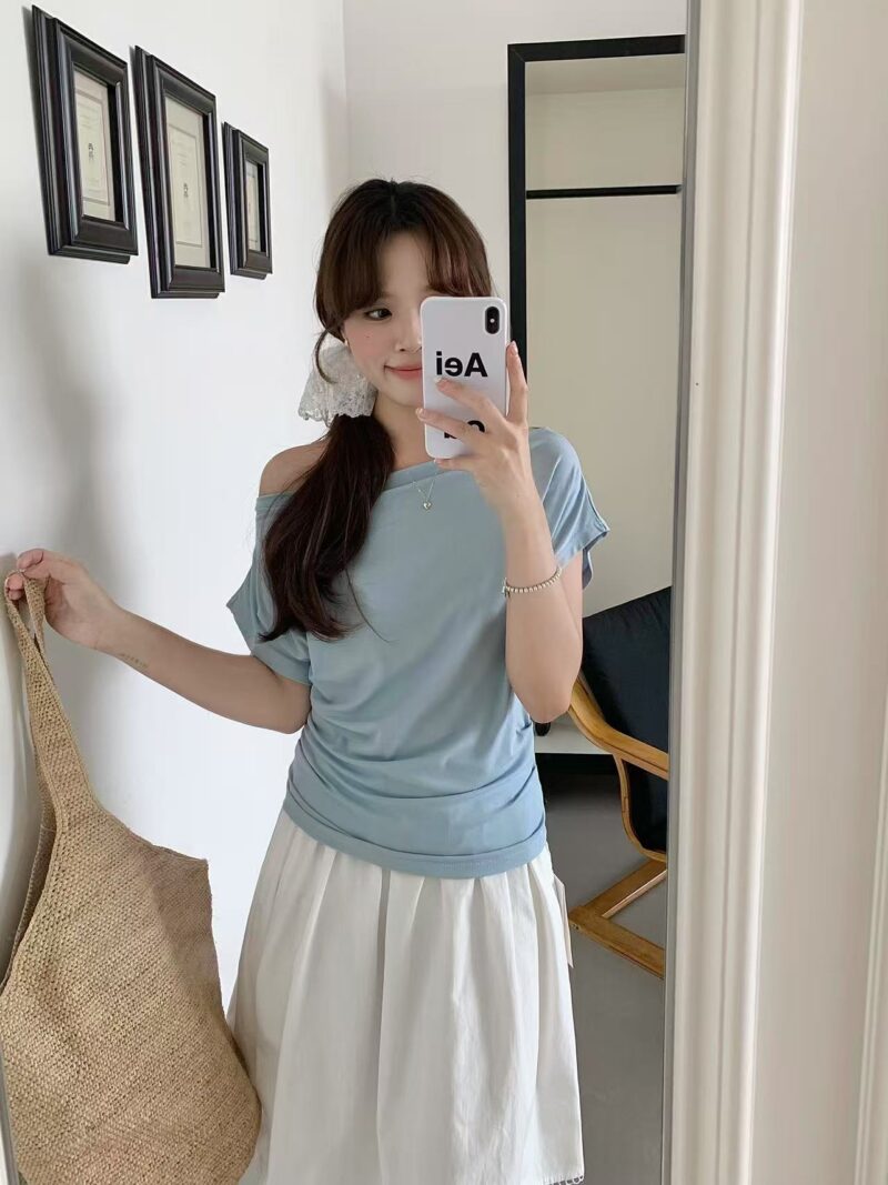 微甜心思~ 高弹力舒适棉斜肩上衣 白色 | Soft Bloom Top in White - Image 7