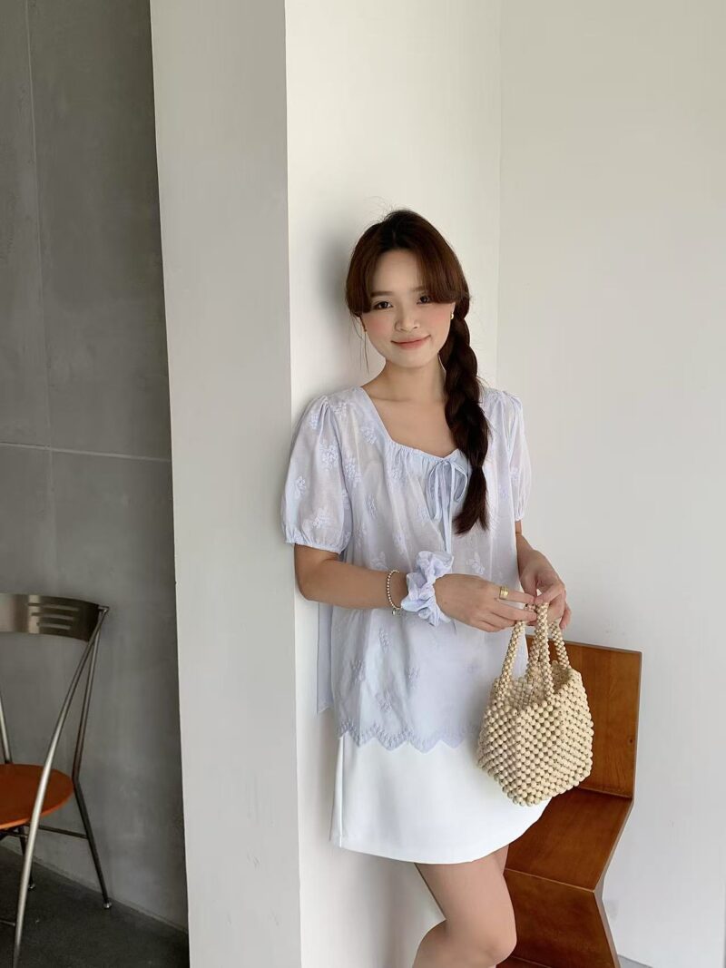 韩系女孩~ 蓝色方领花花上衣 (附送发圈) | Square Neck Blouse in Blue - Image 3