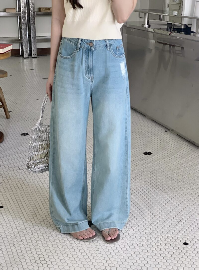 夏季牛仔~ 很好看的刷破牛仔蓝直筒落地裤 | Summer Denim Distressed Straight Jeans - Image 3
