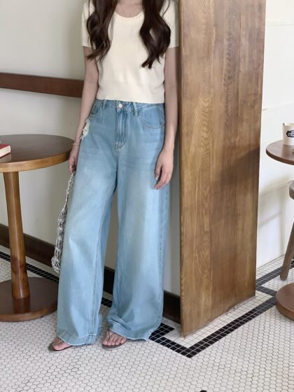 夏季牛仔~ 很好看的刷破牛仔蓝直筒落地裤 | Summer Denim Distressed Straight Jeans