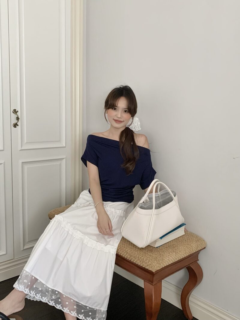 微甜心思~ 高弹力舒适棉斜肩上衣 白色 | Soft Bloom Top in White - Image 16